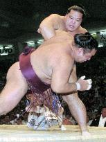 Kaio leads Nagoya sumo tournament with 1 loss